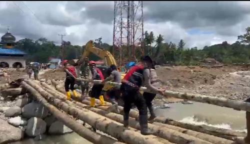 Polisi Bikin Jembatan Darurat di Agam yang Sempat Terbawa Arus Sungai